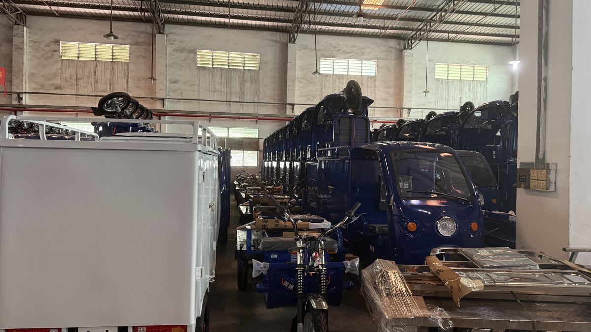 Robot welding line
